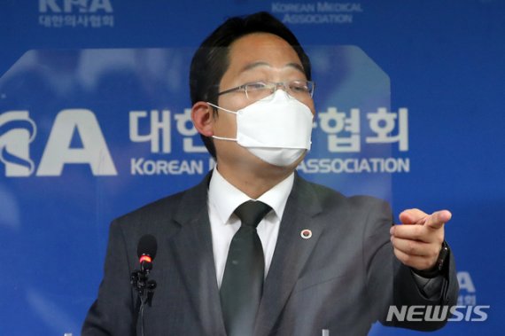 "文 파시스트" 비난 최대집 의협 회장에 황희석 묵직한 한방 "끌려가.."