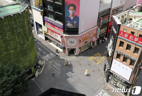 24일 오후 서울 명동거리가 한산한 모습을 보이고 있다(자료사진) 2020.8.24/뉴스1 © News1 박지혜 기자