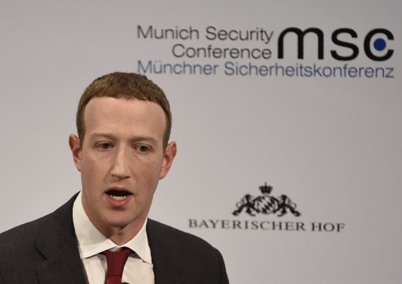 마크 저커버그 페이스북 최고경영자(CEO)가 2월 15일(현지시간) 독일 뮌헨에서 열린 보안컨퍼런스에서 연설하고 있다. AP뉴시스