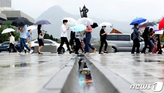 서울 세종대로 광화문광장 인근에서 우산을 쓴 시민들이 출근길 발걸음을 재촉하고 있다. 2020.8.27/뉴스1 © News1 이동해 기자