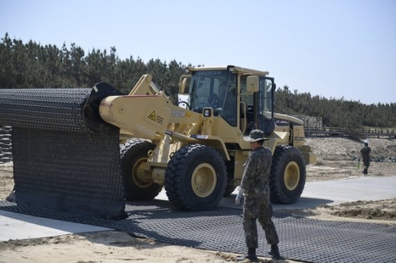 [서울=뉴시스] 비치매트. 2020.08.28. (사진=해군 제공)