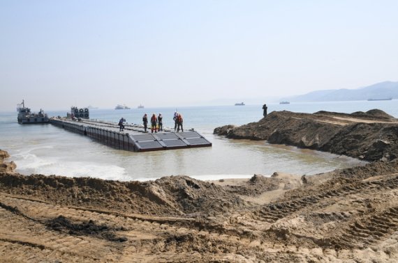 [서울=뉴시스] 상륙주교. 2020.08.28. (사진=해군 제공)