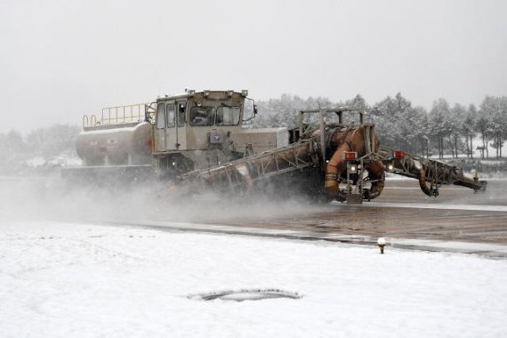 [서울=뉴시스] 경북 대부분 지역에 눈이 내린 오전 공군 제16전투비행단이 퇴역 전투기 엔진으로 만든 제설장비를 동원해 예천공군기지 활주로에서 제설작업을 하고 있다. 제설장비 SE-88은 제트엔진에서 나오는 뜨거운 바람으로 짧은 시간에 제설작업을 할 수 있다. 2020.08.28. (사진=공군 제16전투비행단 제공)