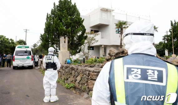 28일 오후 제주 서귀포시 남원읍 태흥2리의 한 게스트하우스에서 제주 36·37번째 코로나19 확진자의 밀접 접촉자인 일부 투숙객들이 짐을 들고 밖을 나서고 있다. 수도권발 감염자인 제주 36번 확진자는 이 곳 사장, 제주 37번 확진자는 사장과 접촉한 직원이다.2020.8.28/뉴스1 © News1 오미란 기자