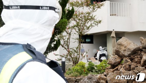 28일 오후 제주 서귀포시 남원읍 태흥2리의 한 게스트하우스에서 제주 36·37번째 코로나19 확진자의 밀접 접촉자인 일부 투숙객들이 짐을 들고 밖을 나서고 있다. 수도권발 감염자인 제주 36번 확진자는 이 곳 사장, 제주 37번 확진자는 사장과 접촉한 직원이다.2020.8.28/뉴스1 © News1 오미란 기자