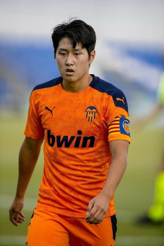 [서울=뉴시스] 발렌시아 이강인(19)이 캡틴으로 변신했다. (캡처=발렌시아 홈페이지)