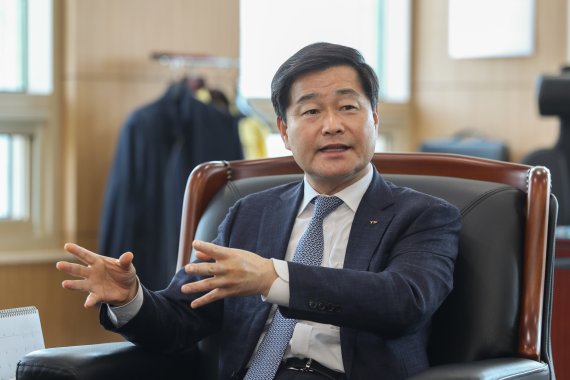 경북 김천 한국교통안전공단 본사에서 만난 권병윤 이사장이 파이낸셜뉴스와 인터뷰에서 향후 공단 운영 계획을 설명하고 있다. 교통안전공단 제공