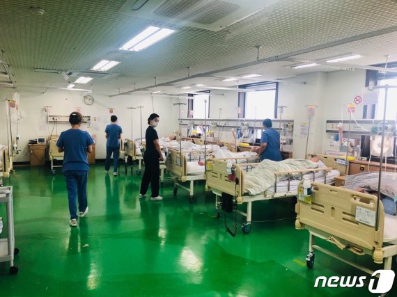 철원요양병원 내부 병실에서 의료진들이 중환자들을 돌보는 모습 © 뉴스1