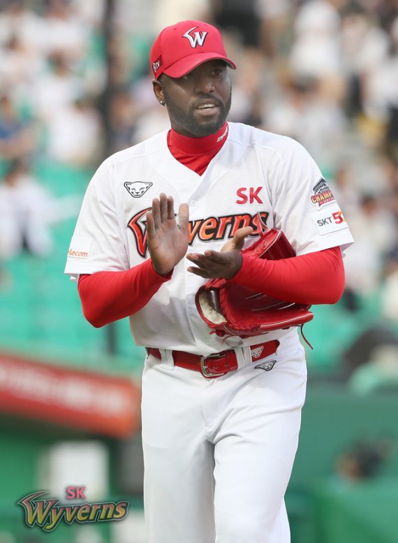 【서울=뉴시스】 SK 와이번스 헨리 소사가 21일 인천 SK행복드림구장에서 열린 두산 베어스와의 경기에서 역투하고 있다. (사진=SK 제공)