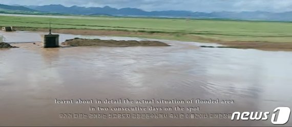 지난 29일 북한 선전 유튜브 계정 'Echo of Truth'는 "지난 열흘간에 우리나라에서 일어난 일"이라며 홍수 피해를 입은 은파군 대청리에 이어진 당국의 지원 사업을 조명했다. ('Echo of Truth' 갈무리) © 뉴스1