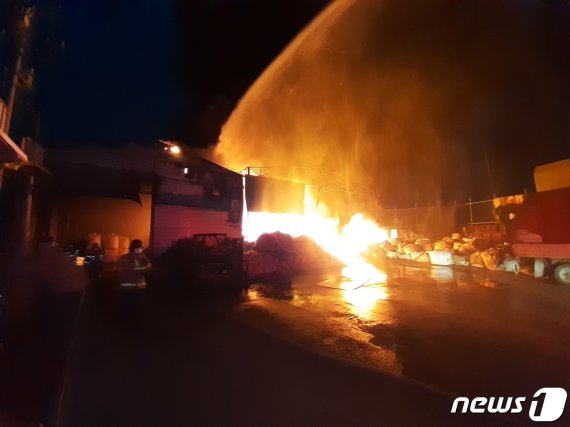 31일 오전 5시 7분쯤 인천 서구 오류동에 있는 한 비닐제조 공장에서 화재가 발생했다. 소방대원들이 화재를 진압하고 있다.(인천서부소방서 제공)2020.8.31/뉴스1