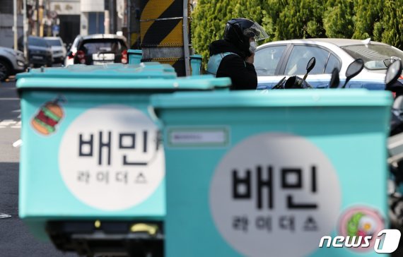 서울 마포구 배민라이더스 중부지사에 배달 오토바이가 줄지어 서있다. © News1 안은나 기자 /사진=뉴스1