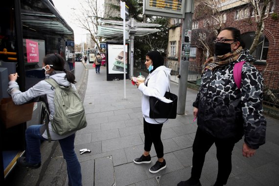 뉴질랜드 대중교통 수단 마스크 의무 착용 첫날인 지난 8월31일 마스크를 한 오클랜드 시민들이 버스에 오르고 있다.로이터뉴스1