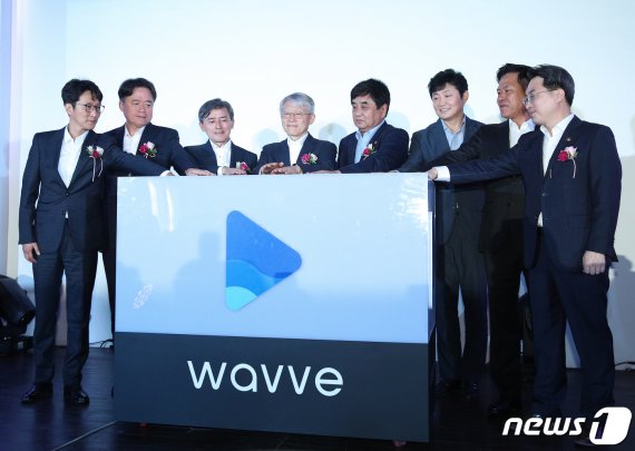 최기영 과학기술정보통신부 장관과 한상혁 방송통신위원장 등이 16일 오후 서울 중구 정동1928아트센터에서열린 온라인동영상스트리밍서비스(OTT) 웨이브 출범식에서 출범 퍼포먼스를 하고 있다. 2019.9.16/뉴스1 © News1 신웅수 기자 /사진=뉴스1