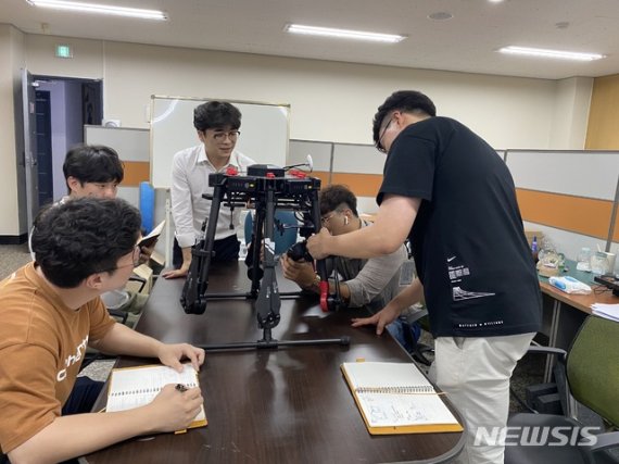 드론을 활용한 문화재 관리 시스템을 개발 중인 '리하이' 추혜성 대표와 직원들.