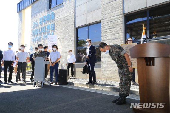 부석종 해군참모총장이 31일 오후 제주 서귀포시 강정동 강정커뮤니티센터에서 마을회와 간담회에 앞서 과거 제주해군기지 건설 과정서 발생한 문제에 대해 고개 숙여 공식 사과하고 있다. [뉴시스]