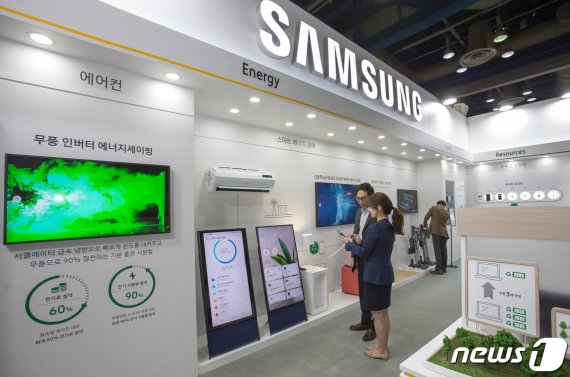 2019년 10월 서울 강남구 삼성동 코엑스에서 열린 '2019 대한민국 친환경대전'에서 삼성전자 직원이 가전제품의 에너지 사용량과 전기료를 손쉽게 관리할 수 있도록 도와주는 '스마트싱스 에너지 서비스'를 시연하고 있다. (삼성전자 제공)/뉴스1