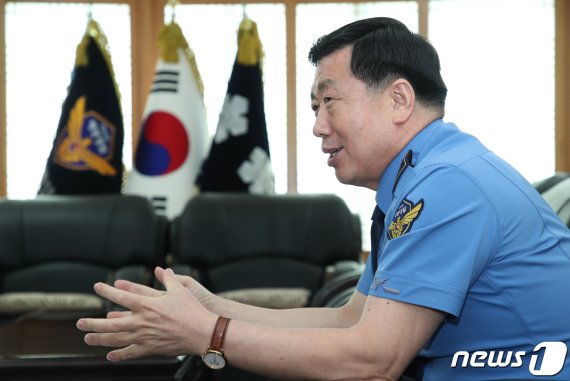 구자영 남해해경청장이 26일 부산 동구 남해지방해양경찰청 5층에서 뉴스1과 인터뷰를 하고 있다. 2020.8.26/뉴스1 © News1 여주연 기자