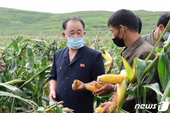 리병철 북한 노동당 중앙군사위원회 부위원장이 태풍 피해를 입은 황해남도 장연군 일대를 찾아 복구 사업을 지도하고 있다. /사진=뉴스1