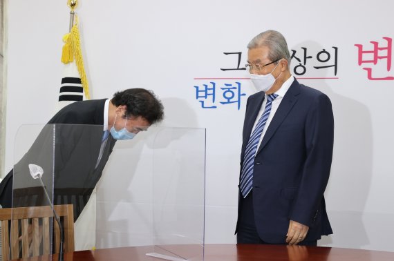 더불어민주당 이낙연 신임 당대표가 1일 서울 여의도 국회에서 미래통합당 김종인 비상대책위원장과 인사하고 있다. 사진=서동일 기자