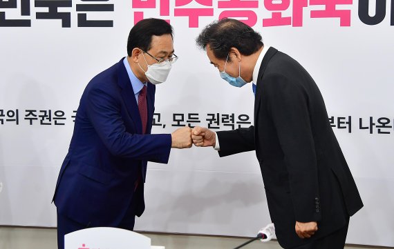 더불어민주당 이낙연 신임 당 대표가 1일 국회에서 미래통합당을 찾아 주호영 원내대표 만나고 있다. 사진=서동일 기자
