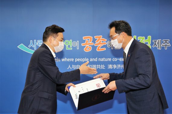 원희룡 제주도지사(왼쪽)가 1일 오전 고영권 정무부지사에게 임명장을 수여했다.