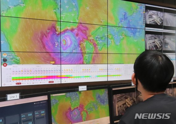 제9호 태풍 '마이삭'이 북상 중인 1일 오전 제주 서귀포시 토평동 동서교통 통합관제실에서 관계자들이 태풍 예상 진로를 살펴보고 있다. 2020.09.01. woo1223@newsis.com /사진=뉴시스