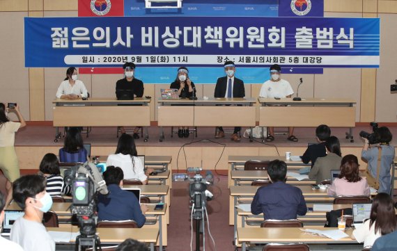 1일 오전 서울 영등포구 서울특별시의사회에서 열린 젊은의사 비상대책위원회 출범식에서 비대위원장을 맡은 박지현 대한전공의협의회 비대위원장(왼쪽 셋째)이 기자들의 질문에 답하고 있다. 왼쪽 둘째부터 조승현 대한 의과대학교 의학전문대학원 학생협회 회장, 박 위원장, 김지성 전임의 비상대책위 위원장. 사진=서동일 기자