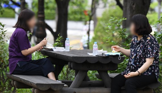 코로나19 확산세가 계속되면서 포장,배달로 식사를 해결하는 직장인들이 늘어나고 있다. 1일 서울 여의도공원에서 직장인들이 도시락으로 점심을 먹고 있다. 사진=김범석 기자