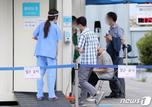 1일 오전 서울 중랑구 서울의료원 선별진료소에서 시민들이 검사를 기다리고 있다. /뉴스1 © News1 김진환 기자 /사진=뉴스1