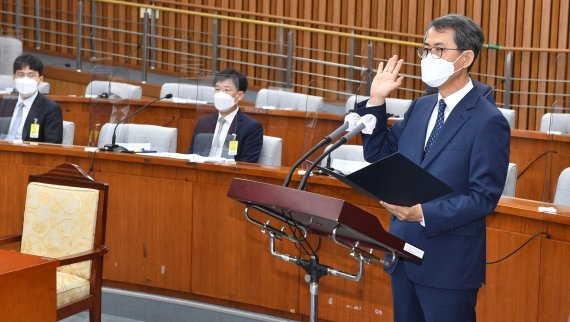 이흥구 대법관 후보자가 2일 오전 서울 여의도 국회에서 열린 인사청문회에 출석해 증인선서를 하고 있다. 사진=서동일 기자