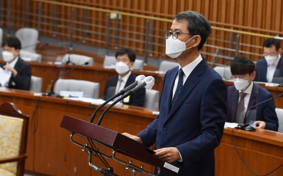 이흥구 대법관 후보자가 2일 오전 서울 여의도 국회에서 열린 인사청문회에서 인사말을 하고 있다. 사진=서동일 기자