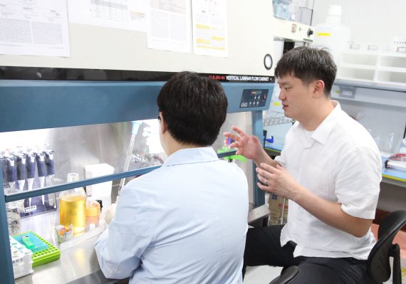 한국생명공학연구원 국가영장류센터 이승환(오른쪽) 박사가 유전자 가위를 이용한 실험에 대해 연구원과 함께 논의하고 있다. 생명공학연구원 제공