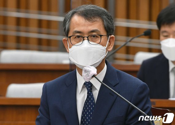 이흥구 대법관 후보자가 2일 서울 여의도 국회에서 열린 임명동의안 심사를 위한 인사청문회에서 질의에 답하고 있다. /사진=뉴스1