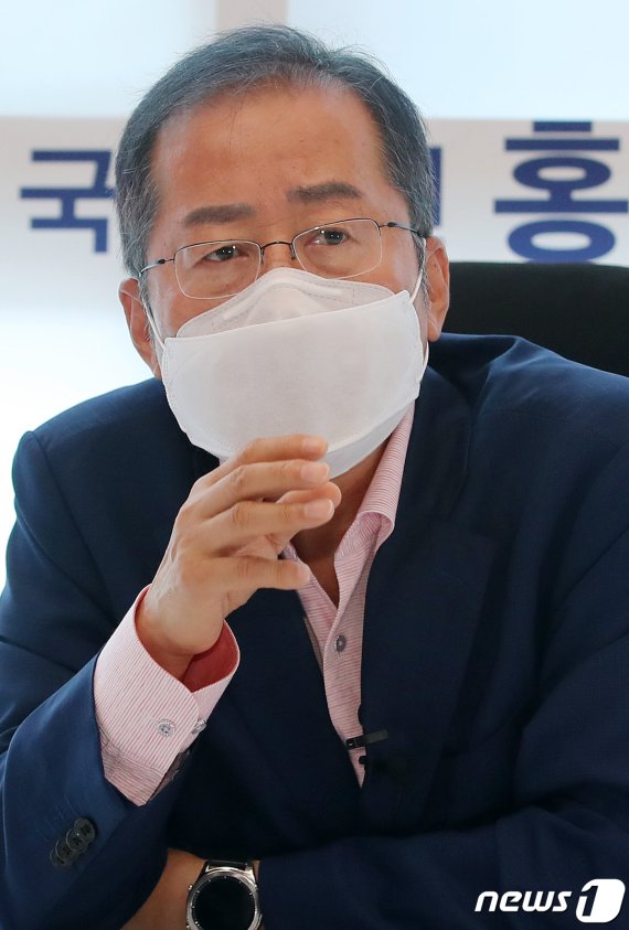 지난달 24일 홍준표 무소속 의원이 '대구통합신공항특별법' 관련 기자간담회에서 마스크를 쓴 채 취재진의 질문에 답하는 모습. © News1