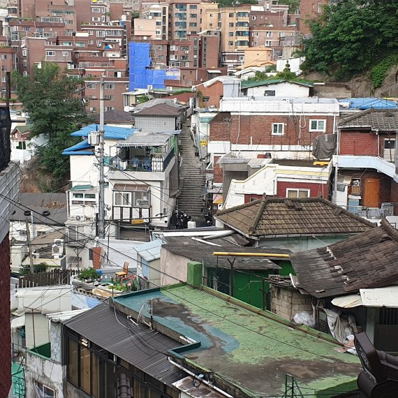 2일 공공재개발 참여를 추진중인 서울 종로구 창신동 돌산마을 전경. 노후된 건물들의 기와가 떨어져 있고, 어르신들이 오르기 힘든 가파른 계단이 많아 주거환경이 열악하다.