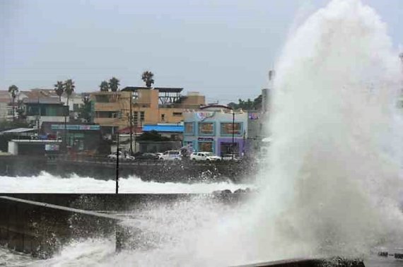 2일 제주가 북상하는 제9호 태풍 '마이삭'의 영향권에 접어든 가운데 이날 오전 서귀포시 법환포구 앞바다에 집채보다 더 큰 파도가 몰아치고 있다..