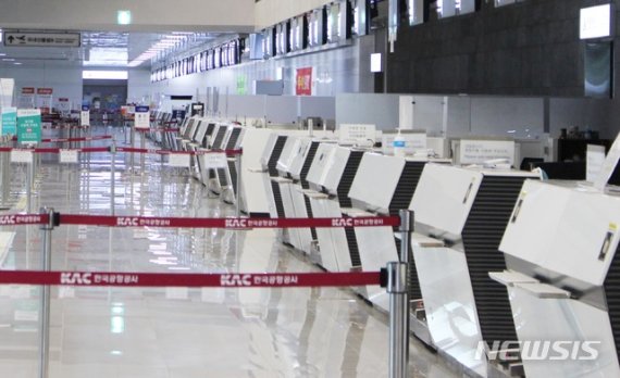 제9호 태풍 ‘마이삭’ 북상하고 있는 가운데 2일 제주국제공항 기점 항공기의 운항이 모두 중단되면서 발권 데스크가 텅 비어 있다. [뉴시스]
