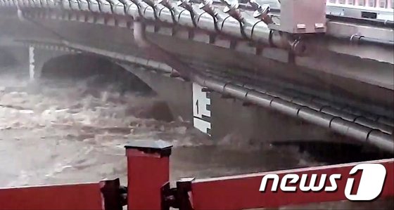 제9호 태풍 '마이삭(MAYSAK)'이 북상 중인 2일 오후 제주 제주시 내도동 월대천이 범람까지 단 1m를 남겨두고 있다. 현재 월대천에는 대피령이 내려진 상태다.(독자 제공)2020.9.2/뉴스1