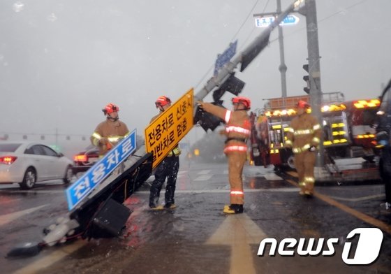 2일 오전 제9호 태풍 '마이삭'이 북상한 가운데 제주국제공항 입구 교차로에서 신호등이 강풍을 이기지 못하고 쓰러졌다. 제주소방안전본부가 안전조치를 하는 모습.2020.9.2/뉴스1