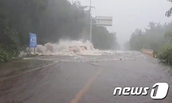 제9호 태풍 '마이삭(MAYSAK)'이 북상한 2일 오후 제주 서귀포시 색달동 색달천이 범람하고 있다.(제주소방안전본부 제공)2020.9.2/뉴스1