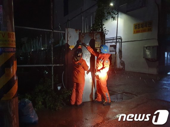 2일 오후 경남 창원시 진해구 제황산동 건설현장에서 철판이 날려 소방대원이 안전조치를 하고 있다.(창원소방본부 제공) /사진=뉴스1