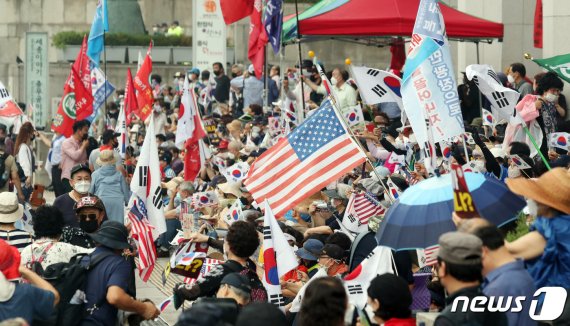 보수단체 회원들이 8월15일 서울 광화문 광장 일대에서 집회를 하고 있다. 2020.8.15/뉴스1 © News1 김명섭 기자