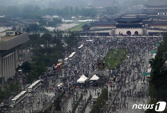 광복절인 15일 서울 종로구 광화문광장에서 대규모 집회가 열리고 있다. 2020.8.15/뉴스1 © News1 민경석 기자