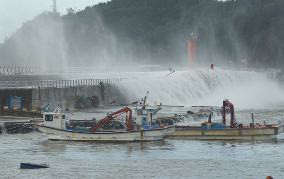 지난 2일부터 3일 새벽까지 태풍 마이삭의 강원도 동해안을 지나면서 삼척 신기 212.0mm, 도계207.0mm, 하장 165.5mm의 폭우가 쏟아져 침수 등 피해를 냈다, 사진은 태풍 마이삭이 할키고 간 삼척 임원항. 사진=삼척시 제공