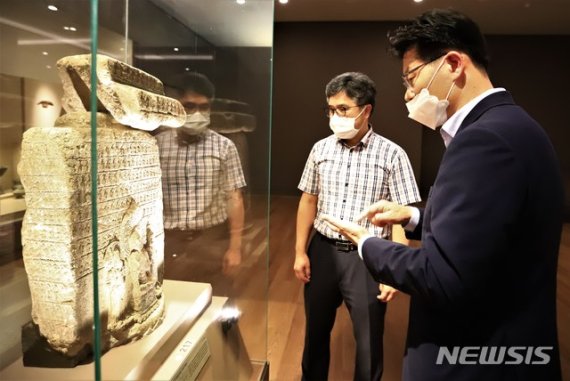 [공주=뉴시스]김정섭 공주시장(오른쪽)이 국립공주박물관에서 국보 제108호 계유명삼존천불비상을 관람하고 있다.