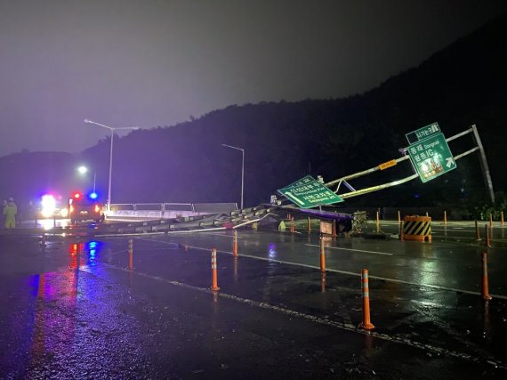 3일 부산 동서로에선 태풍 마이삭으로 인해 높이 5m의 철구조물이 쓰러졌다. 부산경찰청 제공