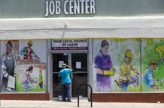 지난 5월 7일(현지시간) 미국 캘리포니아주 패서디나의 고용센터 앞에서 한 남자가 사무실 안을 들여다보고 있다. 코로나19로 대규모 감원을 한 뒤 배당과 자사주 애빙을 확대하는 기업들이 늘고 있는 것으로 나타났다. 사진=AP뉴시스