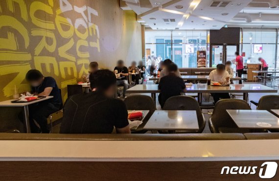 지난달 31일 서울 시내의 한 햄버거 전문점에서 직장인들이 점심식사를 하고 있다. 사진은 기사 내용과 무관. 2020.8.31/뉴스1 © News1 이재명 기자