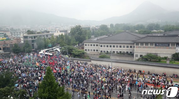 보수단체 회원들이 15일 서울 종로구 사직로에서 집회를 하며 청와대로 행진하고 있다. 2020.8.15/뉴스1 © News1 김명섭 기자
